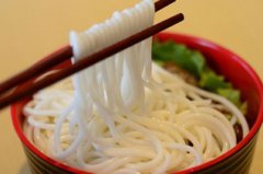 央视揭秘北大法学硕士创业经：卖米粉月营业额15万