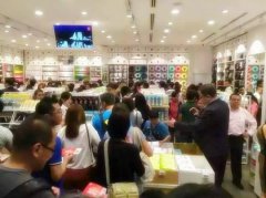 名创优品正式登陆新加坡市场 香港巨星黄翠如助阵开业典礼