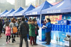 贾乃亮重庆加速，市民为“不添加”驻足