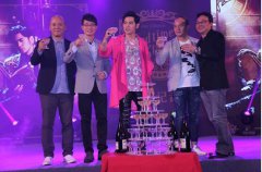 腾讯副总裁彭迦信与周杰伦共庆祝 QQ音乐数字专辑销售额破亿