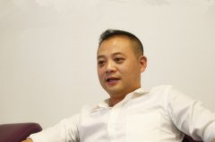 他掌舵7家公司，如今跨界传媒，为员工送房送宝马