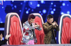“开口跪”大军踢馆《梦想的声音》获QQ音乐弹幕表白