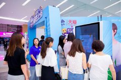 四年一次的狂欢，他们用纸巾造了个足球现场