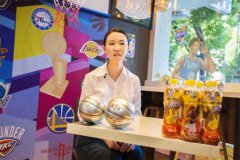 NBA传奇球星亲临打卡 燃爆康师傅冰红茶总冠军主题店