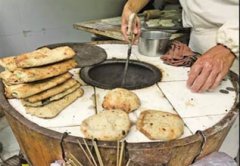 煎饼大妈月入3万后，又现烧饼大叔：手上有7套房