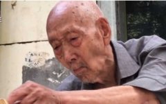 107岁老人每天摆摊卖鞋垫成网红 有人买完再悄悄放回