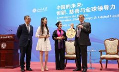比尔盖茨北大演讲:中国正填补富裕国家全球领导力缺失