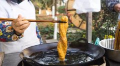 厉害了！这个镇靠炸油条，一年挣回9个亿